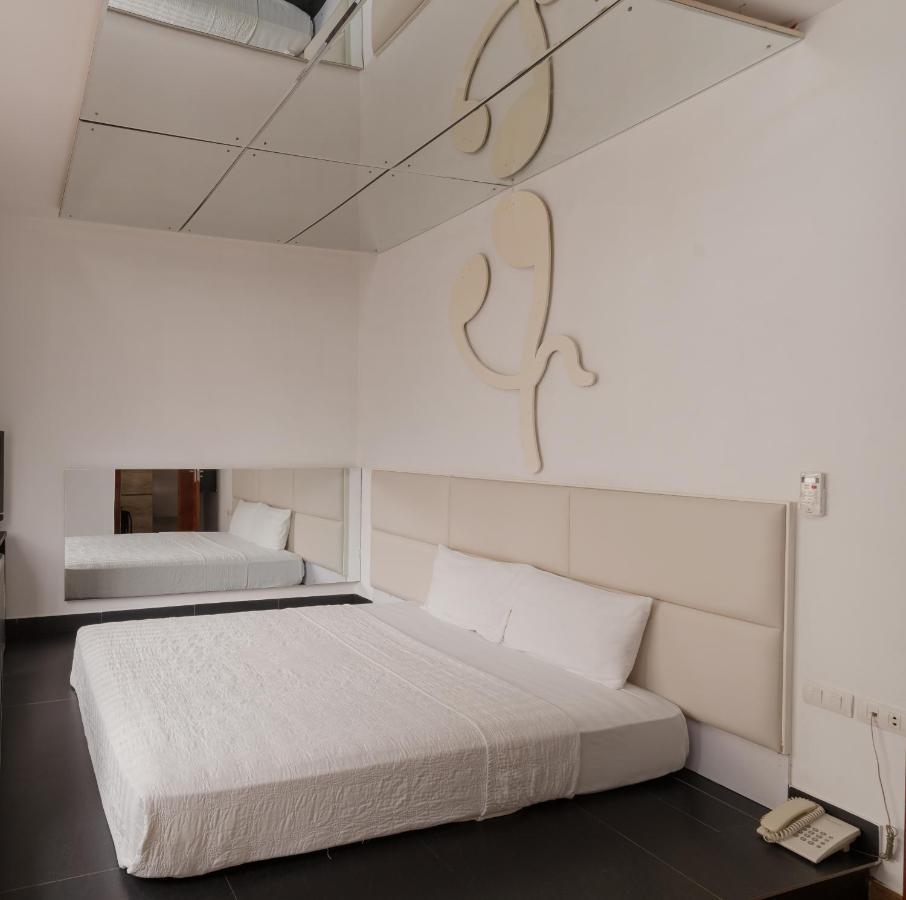 Blue Diamond Apartment Hotel Hanoi Buitenkant foto